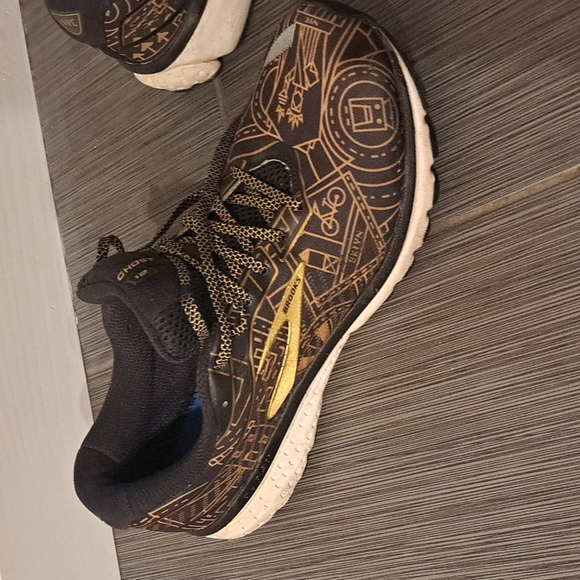 Brooks size 11 - NYC Edition Brooklyn themed - Picture 5 of 8